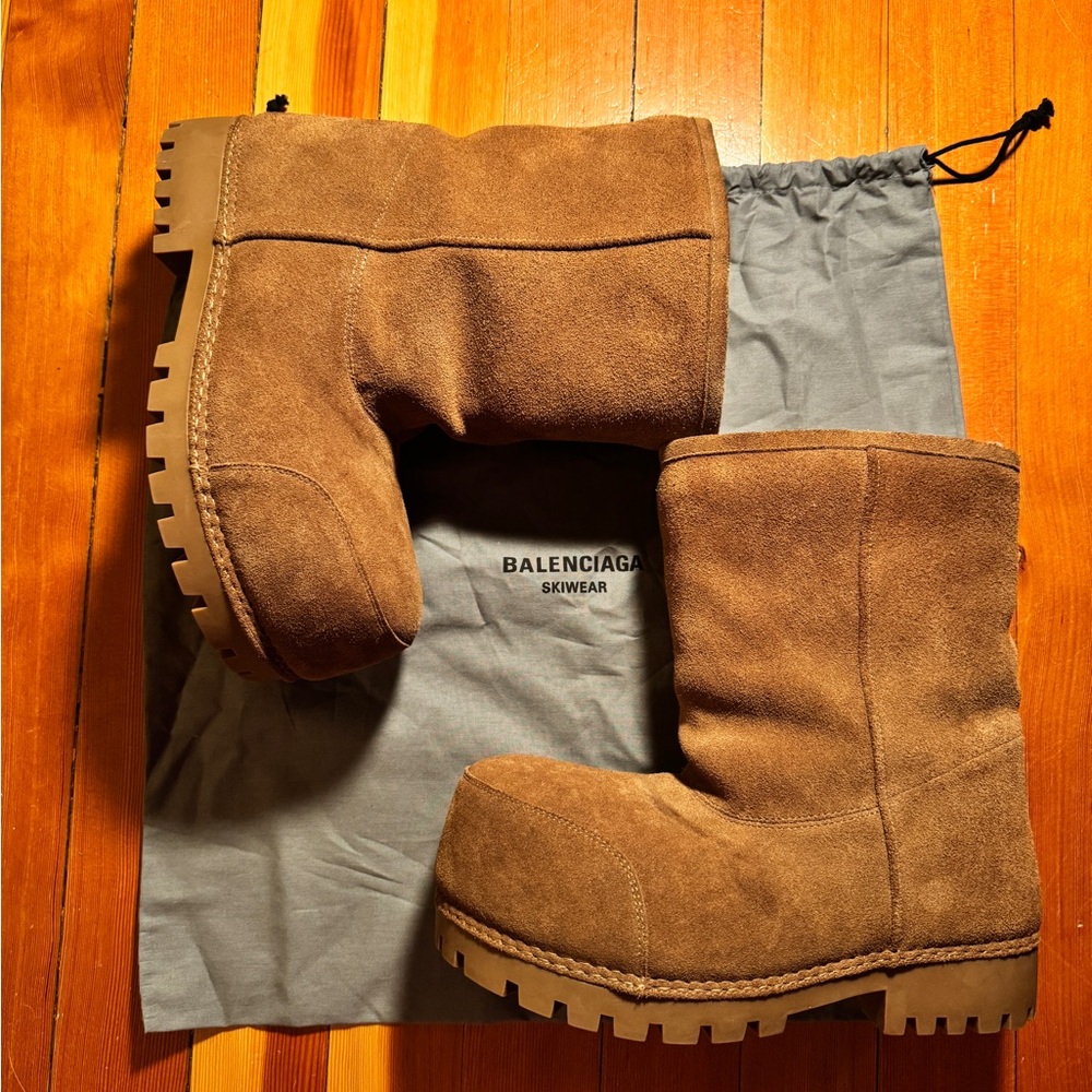 Balenciaga Alaskan Ski Fur Low boots in color brown